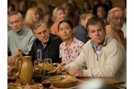 In der Hoffnung auf ein glücklicheres Leben entscheidet sich Durchschnittsbürger Paul Safranek (Matt Damon), gemeinsam mit s...