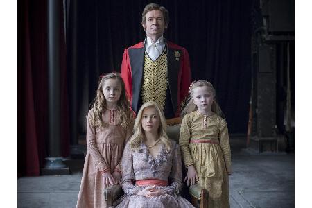 P.T. Barnum (Hugh Jackman) will seiner Frau Charity (Michelle Williams) und den beiden Töchtern ein gutes Leben bieten.