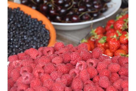 Wer es doch süßer mag, kann getrost zu Obst wie Brombeeren, Himbeeren oder Heidelbeeren greifen. Die Früchtchen sind ideal, ...