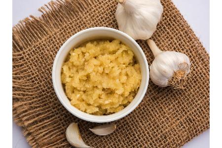 Vielleicht keine große Freude für die Mitmenschen, aber Knoblauch unterstützt den Entgiftungsprozess. Er enthält schwefelhal...