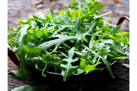 Wem Kohl zu schwer im Magen liegt, der kann auch zu Rucola greifen. Der herbe Salat regt durch die vielen Bitterstoffe die V...