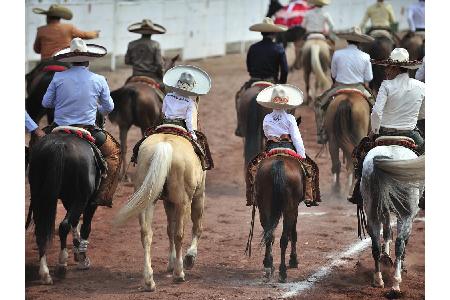 Rodeo mag nicht unbedingt zu dem Romantischsten gehören, um drei Jahre Ehe zu feiern. Zur Ledernen Hochzeit darf es aber auc...