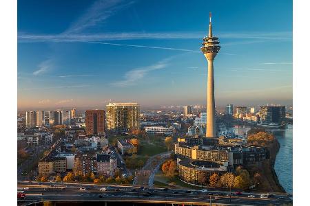 Am anderen Ende des Klassements eröffnet die Rhein-Metropole Düsseldorf die Top 10 der teuersten Städte. Im Jahresschnitt mu...