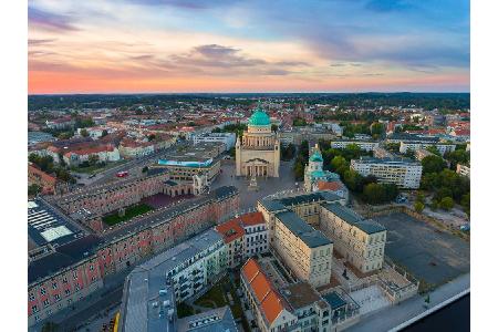 Den siebten Platz teilt sich Bremen mit Potsdam. Auch in Brandenburgs Hauptstadt wird an der 100-Euro-Marke gekratzt. Günsti...