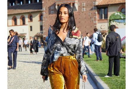 Ob One-Shoulder-Oberteile oder schräg angesetzte Volants an Oberteilen: Asymmetrie ist eine der größten Trends fürs kommende...