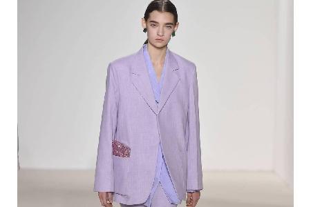 2017 beherrschte Millenial Pink die Fashionszene, abgelöst wird die Trendfarbe nun von Lavendel. Designerin Victoria Beckham...