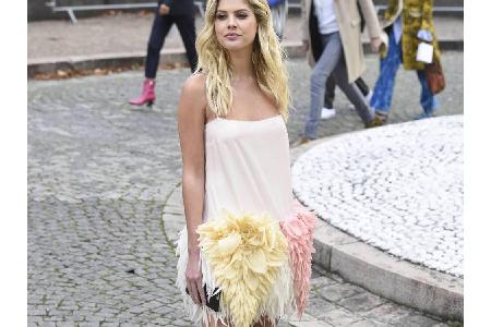 Apropos schick: Trendsetter setzen 2018 am besten auf Kleider und Oberteile mit Federn. Die sorgen selbst im Alltag für Glam...