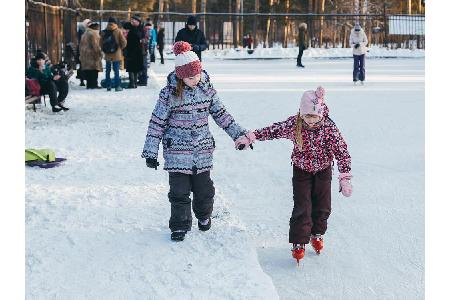 Obwohl Erwachsene fürs Schlittschuhlaufen in der Domstadt viel blechen müssen, wird für Kinder nur 1 Euro verlangt. Damit bi...