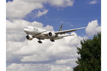 Knapp davor landet Pakistan International Airlines.