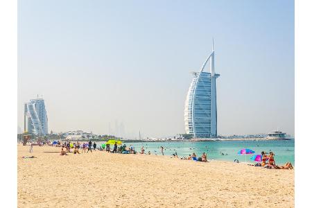 Über einen schlechten Ausblick können sich die Strandbesucher am Jumeirah Open Beach in Dubai wahrlich nicht beschweren. Es ...