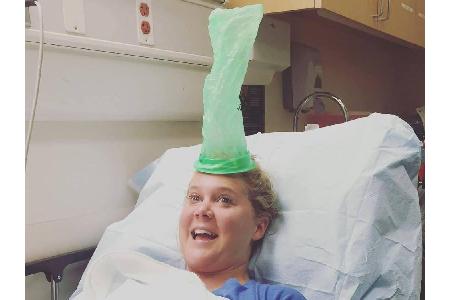 Auch Amy Schumer (36) scheint ihren Humor selbst im Krankenbett nicht verloren zu haben. Mit aufgeblasenem Brechbeutel auf d...