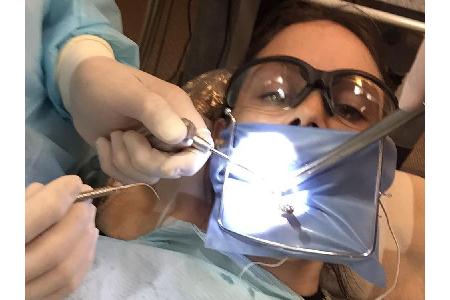 Schauspielerin Rachel Bilson (36) fliegen auf dem Zahnarztstuhl ganz ähnliche Gedanken durch den Kopf. Sie findet, dass sie ...
