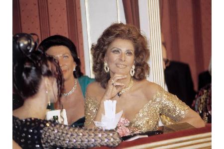 ...kein Opernball ohne eine echte Diva! Niemand passt da wohl besser als die italienische Schauspielerin Sophia Loren (83). ...