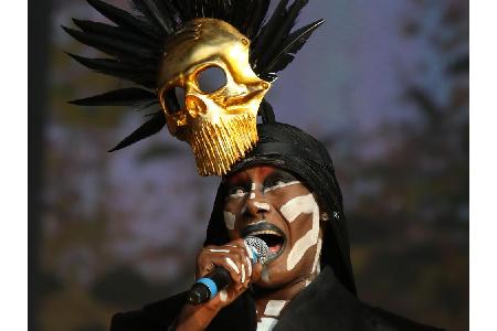 1996 lieferte Grace Jones (69) einen spektakulären Auftritt. Nicht ganz so extrovertiert wie hier, aber dennoch nicht wenige...