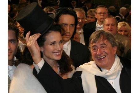 Hut ab! 2004 zog Richard Lugner seinen Zylinder vor Hollywood-Schauspielerin Andie MacDowell. Auch die Frage 