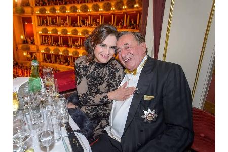...hier lächelt die US-amerikanische Schauspielerin Brooke Shields (52) zwar brav für die Kamera. Doch die Lugner-Loge verli...