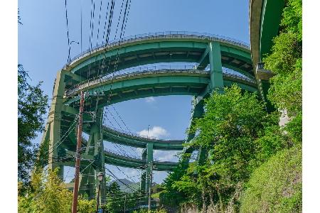 Die Japaner scheinen ein Händchen für verrückte Brückenkonstruktionen zu haben, denn auch die Kawazu-Nanadaru Loop Bridge is...