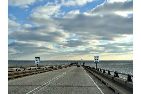 Höhe und Form sind auf dem Lake Pontchartrain Causeway im US-Bundesstaat Louisiana eher langweilig. Ihre Länge von 38 Kilome...