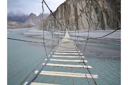 ...denn die Brücke in der pakistanischen Region Gilgit-Baltistán als gewagt oder baufällig zu bezeichnen, wäre eine schamlos...