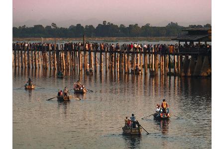 Südlich der myanmarischen Kleinstadt Amarapura liegt der Taungthaman-See. Über ihn führt die U-Bein-Brücke. Die Überquerung ...