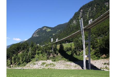 Kurvig geht es auch auf der Sunnibergbrücke im Schweizer Kanton Graubünden zu! Das Bauwerk ist eine sogenannte Schrägseilbrü...