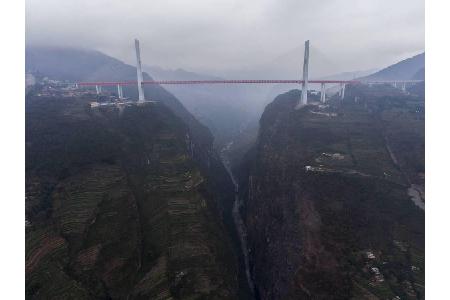 Natürlich darf auch die höchste Brücke der Welt nicht fehlen. Die im Dezember 2016 fertiggestellte Beipanjiang-Brücke im Süd...