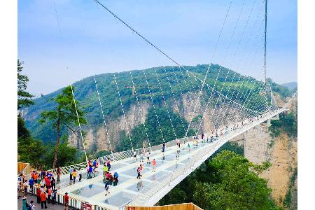 Das Reich der Mitte hat noch mehr spektakuläre Konstruktionen zu bieten! Eine davon ist die Glasbrücke Zhangjiajie in der Pr...