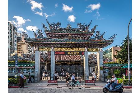 Und selbst mitten in Downtown Taipeh gibt es Geschichte zum Anfassen: Der Mengjia Longshan-Tempel wurde 1738 von chinesische...