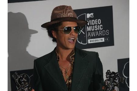 Bruno Mars ist sein Künstlername, in Wahrheit heißt der Sänger Peter Gene Hernandez. Sein Vater gab ihm im Alter von zwei Ja...