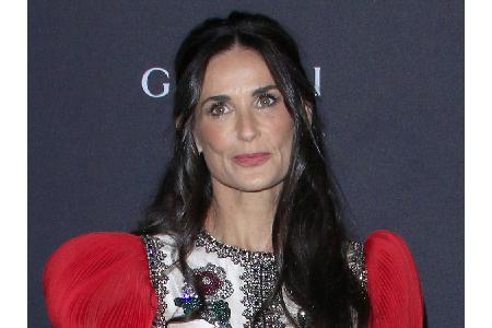 Demi Moore wurde 1962 als Demi Gene Guynes geboren. Mit 17 Jahren heiratete die Schauspielerin Freddy Moore, von dem sie sic...