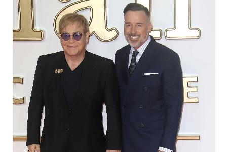 Elton John (links im Bild neben seinem Ehemann David Furnish) ist einer der erfolgreichsten Sänger aller Zeiten. Er wurde 19...