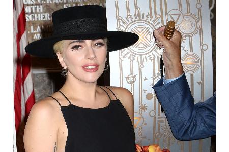 Lady Gaga ist der Künstlername von Stefani Joanne Angelina Germanotta. Dabei hat sich die Sängerin diesen Namen gar nicht se...