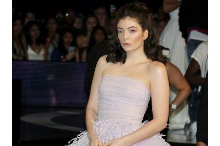 Ella Marija Lani Yelich-O'Connor steht auf Königshäuser und die Aristokratie. Deshalb nahm die Sängerin aus Neuseeland auch ...