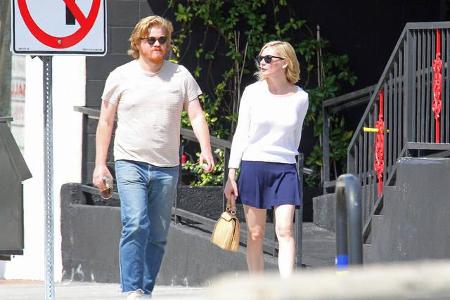 ...Kurzem wird Kirsten Dunst mit einem großen Klunker am Finger gesichtet - ein Verlobungsring? Den soll ihr Jesse Plemons a...