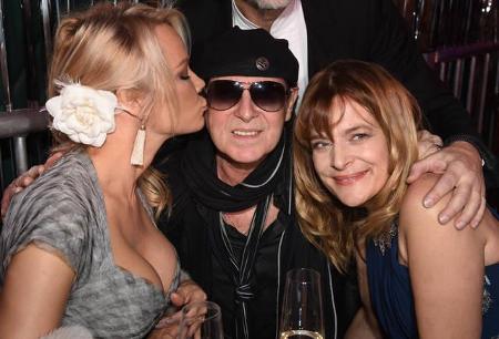 ...über einen Schmatzer von der Sexbombe freuen. Der Abend an sich drehte sich aber um Schokolade und Co., denn Lambertz fei...