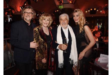 ...Mario Adorf und Monique Faye dann doch zu viel, die sich lieber an Model Annika Gassner und Filmproduzenten Martin Krug h...