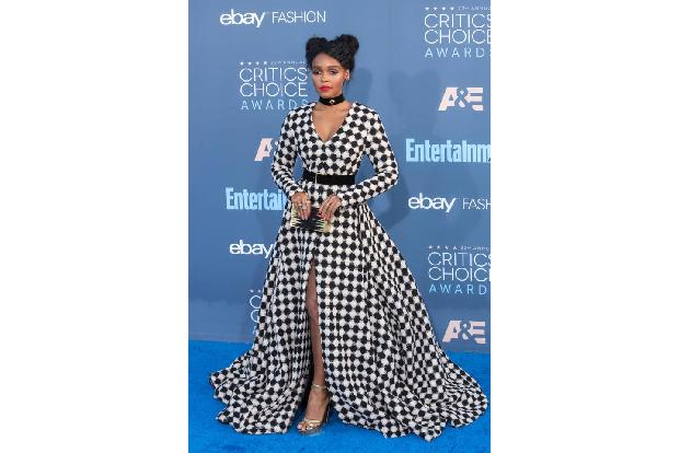 ...ihr Look bei den Critics' Choice Awards sorgte für Aufsehen. Warum der Star eigentlich nur Schwarz und Weiß trägt? Weil...