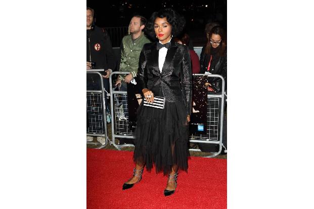 ...BFI London Film Festival wählte sie dafür einen klassischen Blazer mit Fliege zu flachen Schuhen- sehr schick! Doch...