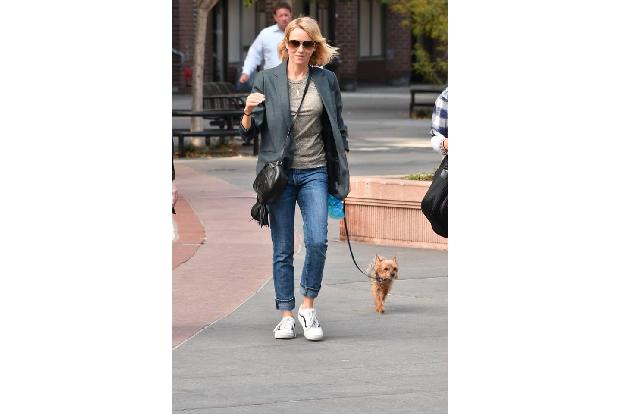...vier Beine hat auch Naomi Watts' Hündchen Bob - auch wenn man die bei dem kleinen Kerl erst bei näherem Hinsehen erkennen...