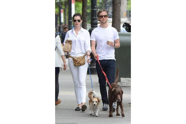 ...auch Esmeralda und Edward haben in Anne Hathaway und Adam Shulman liebe Hundeeltern gefunden.