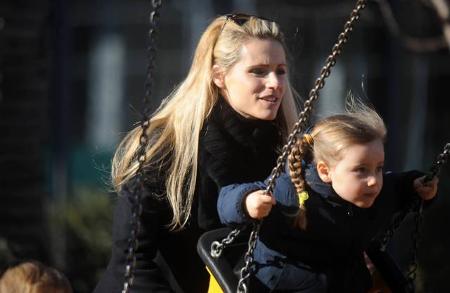 ...in die Schaukel und gibt dabei auch noch ordentlich Schwung. Als Michelle Hunziker sieht man dabei natürlich auch super a...
