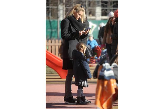 ...einen Schlabberlook auf dem Spielplatz sehen. Auch Modehaus Trussardi sei Dank! Sole kommt übrigens ganz nach ihrer Mama....