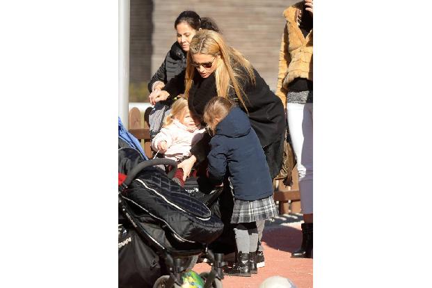 ...kann sie ihrer kleinen Schwester Celeste in den Kinderwagen helfen, Michelle muss fast gar nichts mehr tun. Außer die gro...