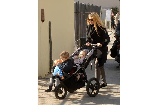 ...wird mal müde und will mit ihrer Puppe kuscheln. Dann hopst sie geschwind auf den Buggy und Mama darf die beiden Kids sch...