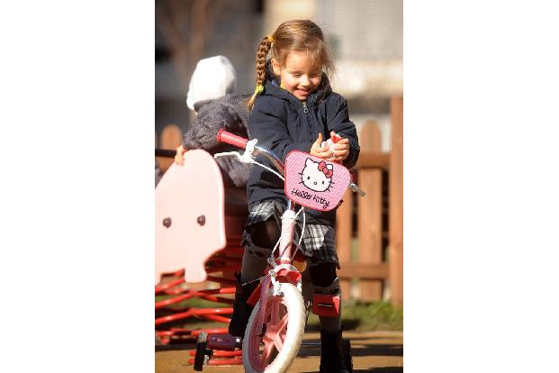 ...die süße Sole schon Fahrrad fahren. Stilecht mit einem Hello-Kitty-Bike. Zwar braucht sie noch Stützräder, doch können di...