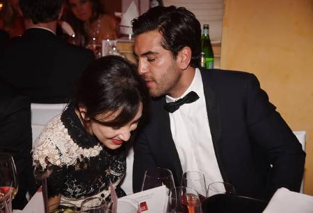 ...Elyas M'Barek konnte das auch im Sitzen. Am Tisch mit Sibel Kekilli befand sich der Frauenschwarm in bester Unterhaltung,...