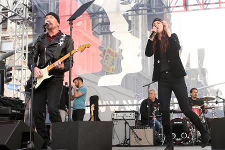 ...waren andere da: The Edge und Juliette Lewis performten auf der Bühne den U2-Klassiker 'Pride (In the Name of Love)'. Der...