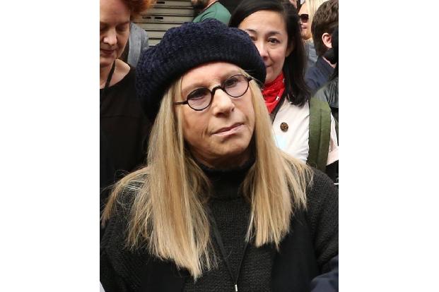 ...kein echter Marsch der Frauen, wenn nicht diese Dame mit dabei gewesen wäre: Sängerin, Schauspielerin und Ikone Barbra St...