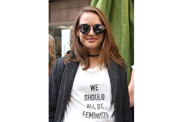 ...hochschwangere Natalie Portman, die nicht nur mit ihrer Anwesenheit sondern gleich noch mit ihrem T-Shirt ein Statement s...
