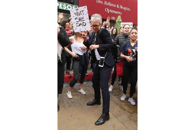 ...das schon genug Stars, die sich stark machen? Weit gefehlt! Jamie Lee Curtis trug auch ein Schild, sowie zahlreiche ander...